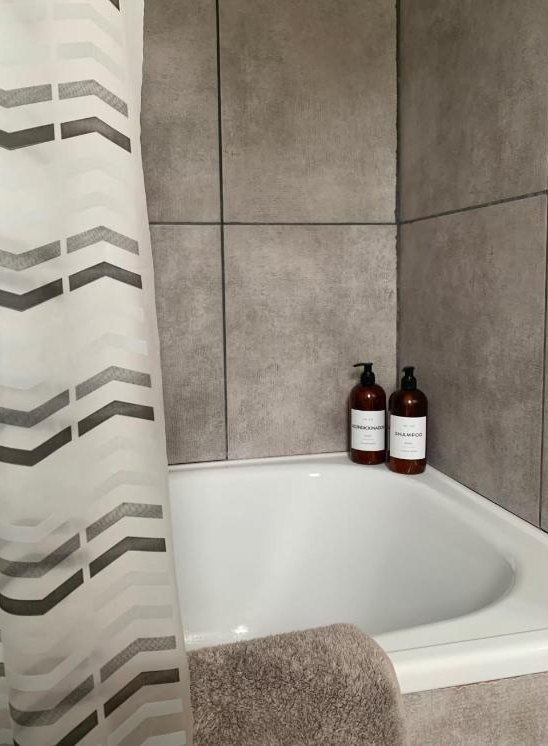 Bañadera con azulejos grises