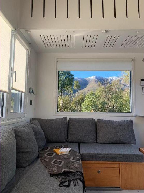 Sillón frente a una ventana con el cerro nevado